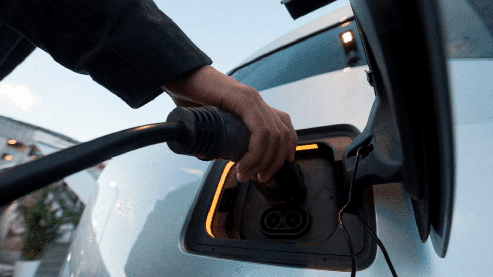 feds-throw-down-gauntlet-on-electric-vehicle-transition-with-national-zero-emission-vehicle-sales-targets 