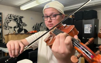 N.B. viola player tuning up for performance at Carnegie Hall | CBC News