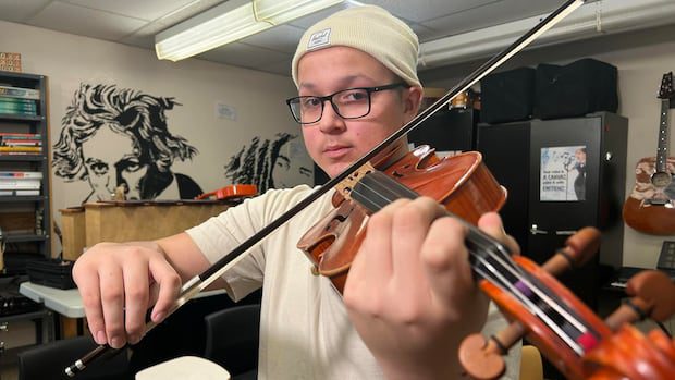 nb.-viola-player-tuning-up-for-performance-at-carnegie-hall-|-cbc-news