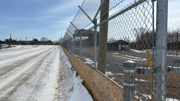new-fence-goes-up-at-racetrack-where-boy-was-fatally-struck-by-starting-gate-|-cbc-news
