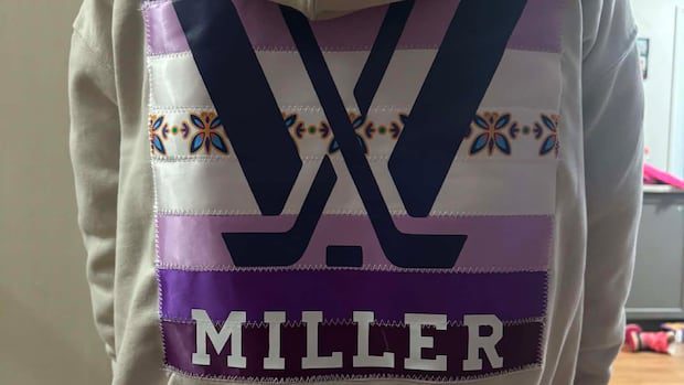 eel-river-bar-family-wears-pieces-of-indigenous-culture-to-watch-pwhl-hero-in-montreal-|-cbc-news