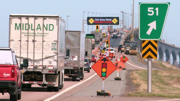 pei.-bound-drivers-wait-in-line-as-confederation-bridge-reduced-to-one-lane-|-cbc-news