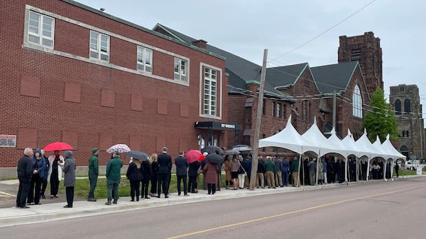 crowds-pay-tribute-to-robert-irving-at-moncton-visitation-|-cbc-news