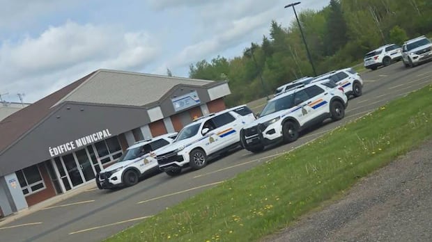 concerns-about-rcmp's-daylong-silence-after-large-response-in-rogersville-|-cbc-news