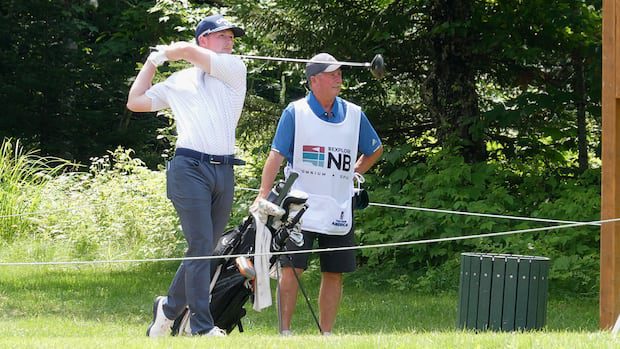 nb.-golf-amateur-tees-off-in-first-pro-tournament,-caddied-by-canadian-champion-dad-|-cbc-news