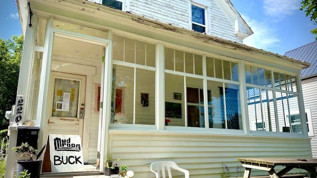 when-there’s-no-space-for-your-art,-make-your-own:-inside-a-fredericton’s-diy-gallery-|-cbc-news