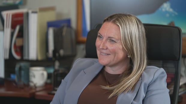 high-school-hopes-for-greater-social-connection,-fewer-distractions-with-new-cellphone-policy-|-cbc-news