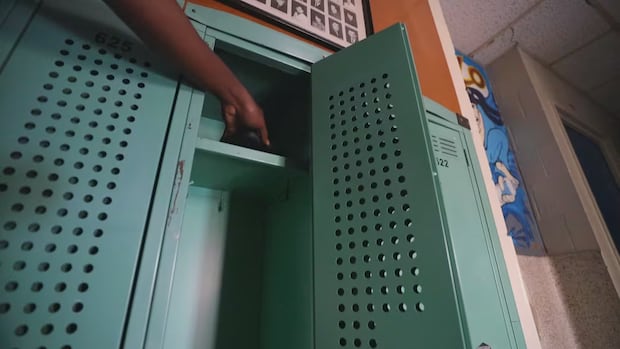 school-year-kicks-off-in-nb.-with-new-lunch-program,-cellphone-ban-|-cbc-news