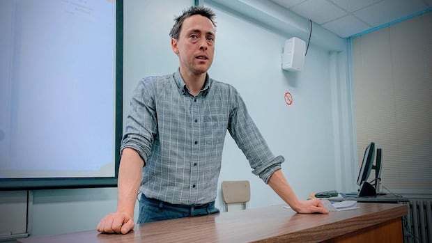 campaign-promise-tracker-reports-2-broken-pledges-at-holt-government's-midway-point-|-cbc-news