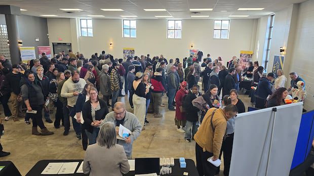 dnd-job-fair-attracts-hundreds-as-base-gagetown-prepares-for-growth-|-cbc-news